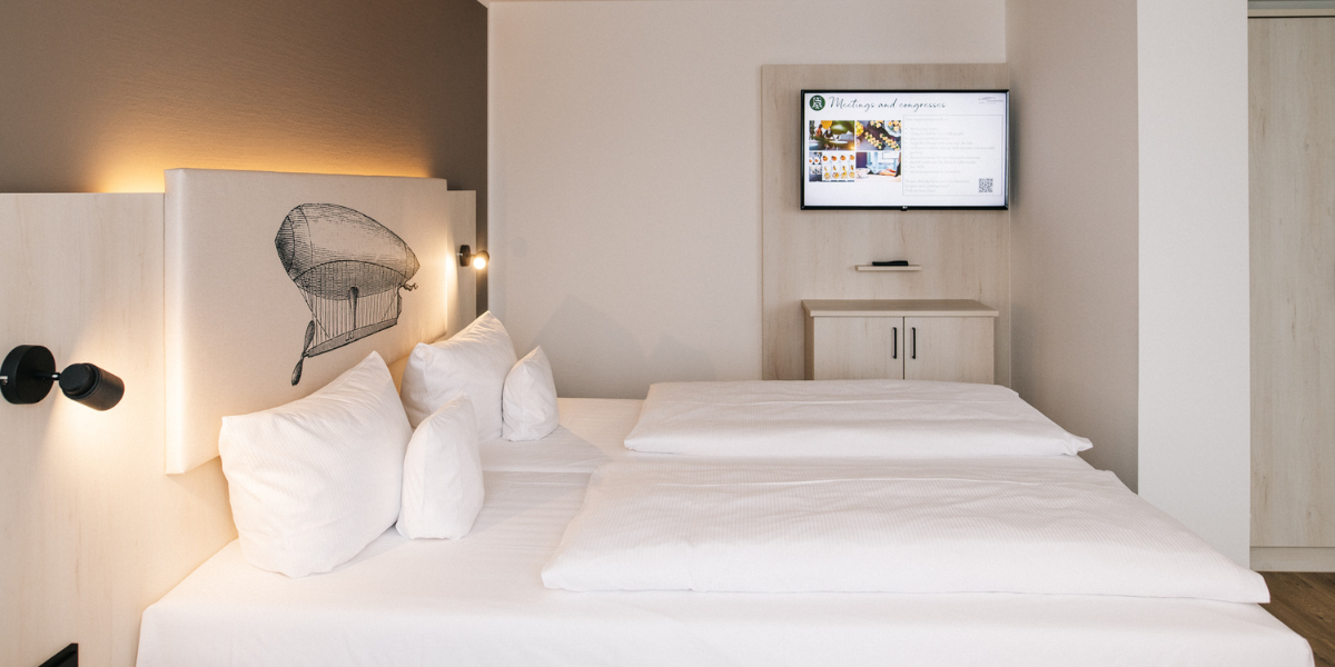 Junior Suite mit Doppelbett, Luftschiff im Bettkopfteil, Fernseher