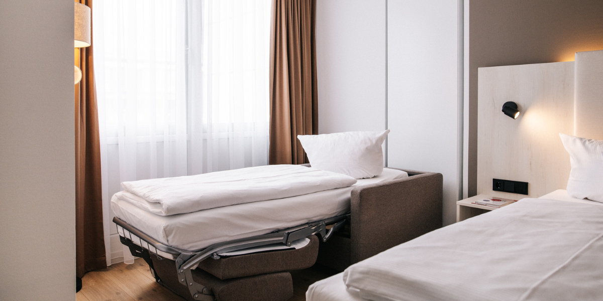 Junior Suite mit Aufbettung zwischen Fenster und Doppelbett